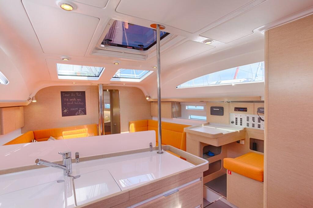 Sailing yacht 