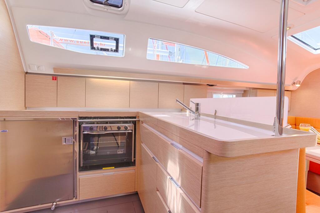 Sailing yacht 
