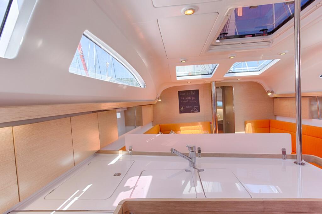 Sailing yacht 