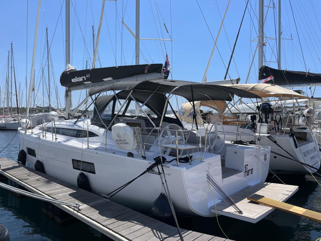 Sailing yacht 