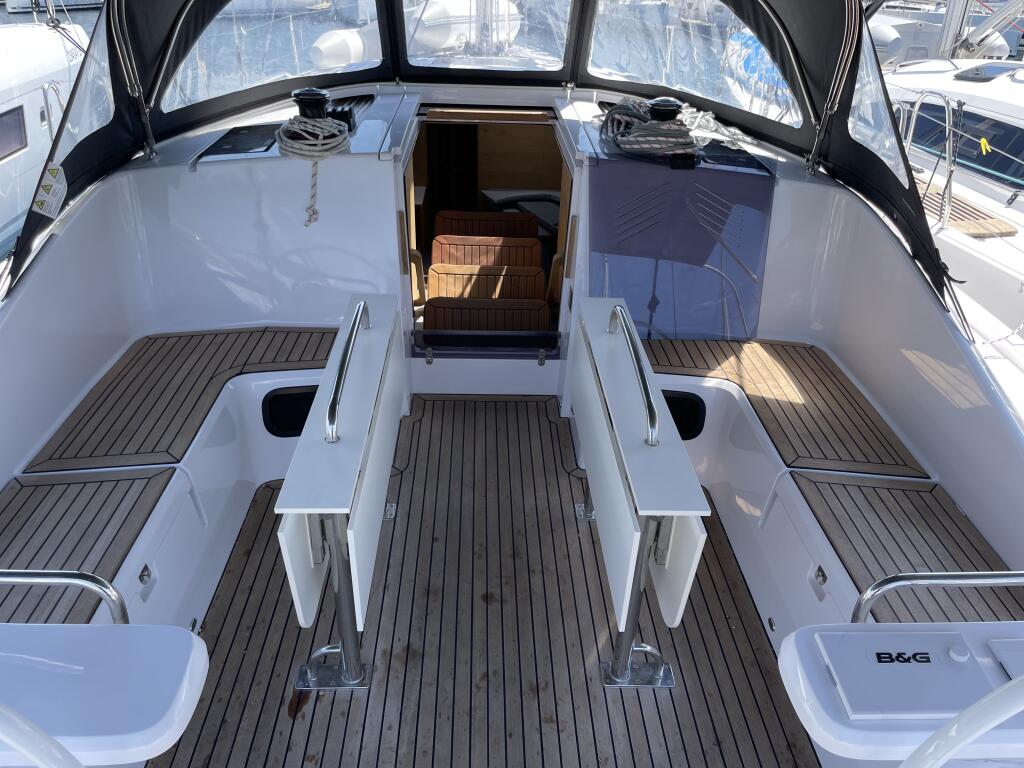 Sailing yacht 
