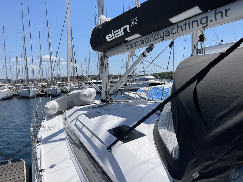 Sailing yacht 