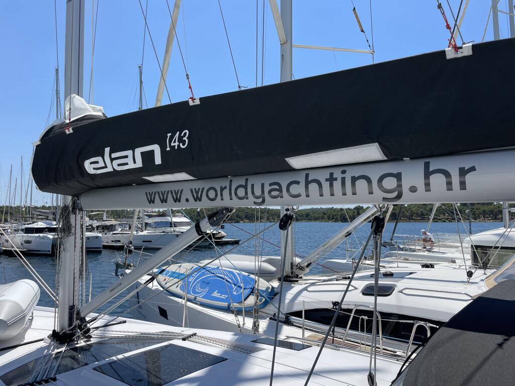 Sailing yacht 