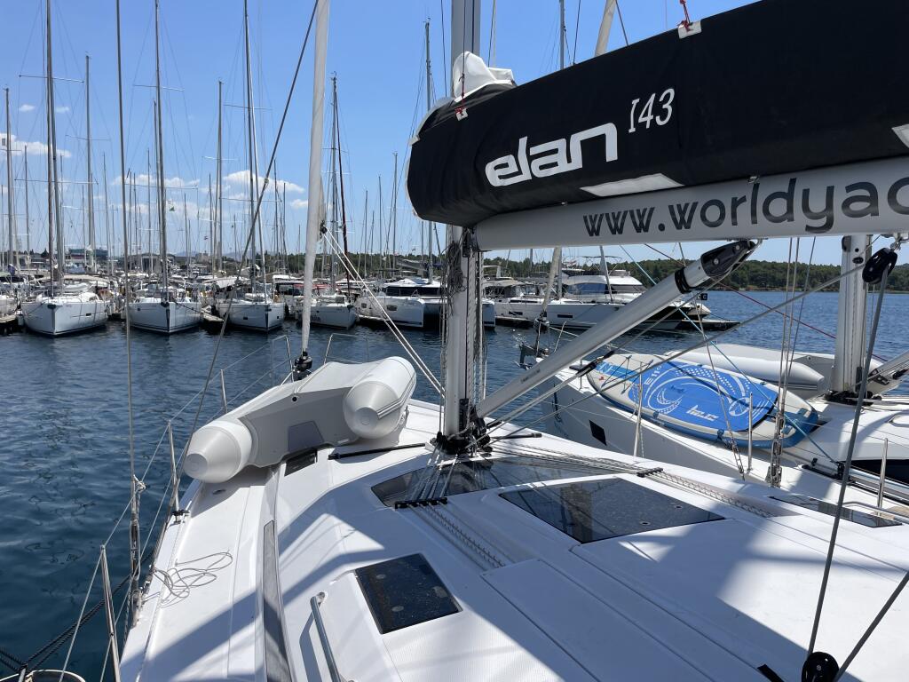 Sailing yacht 