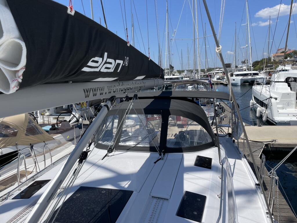 Sailing yacht 