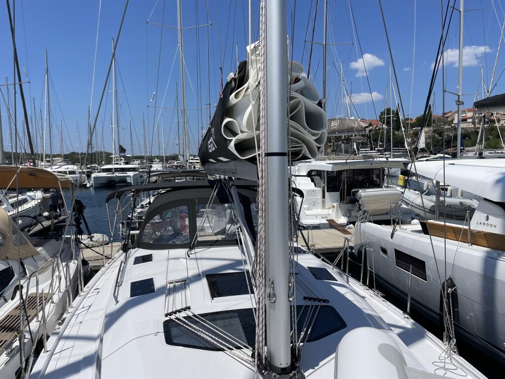 Sailing yacht 