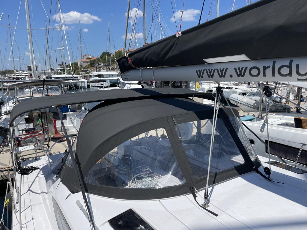 Sailing yacht 