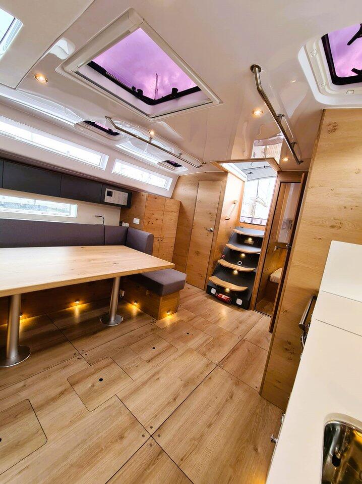 Sailing yacht 
