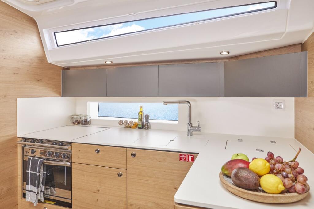 Sailing yacht 
