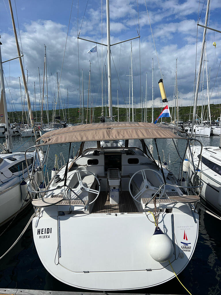 Sailing yacht 