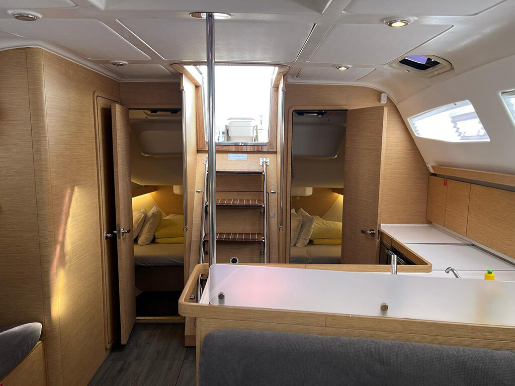 Sailing yacht 