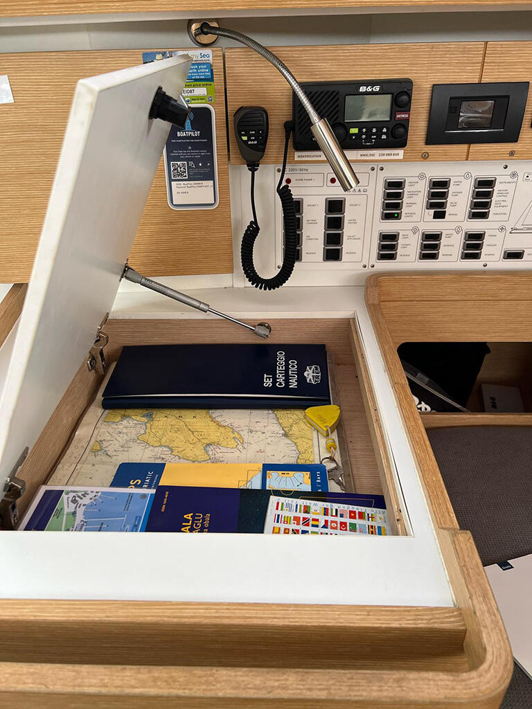Sailing yacht 