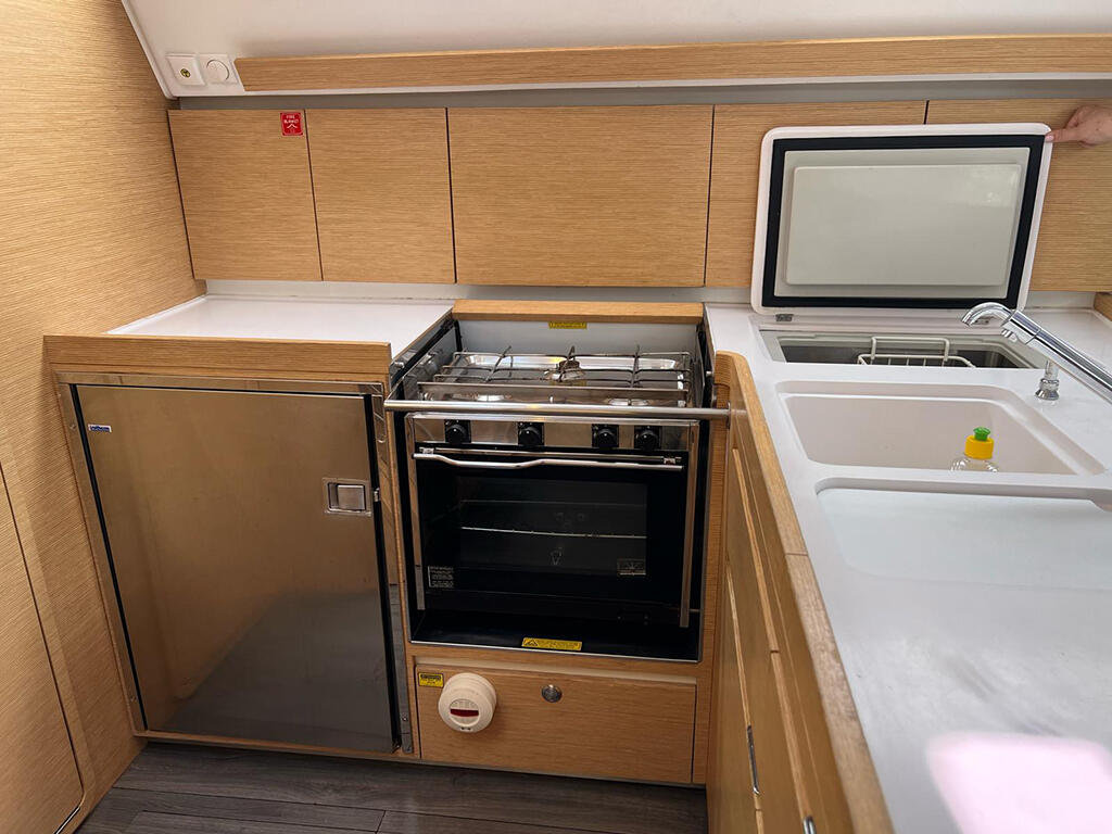 Sailing yacht 