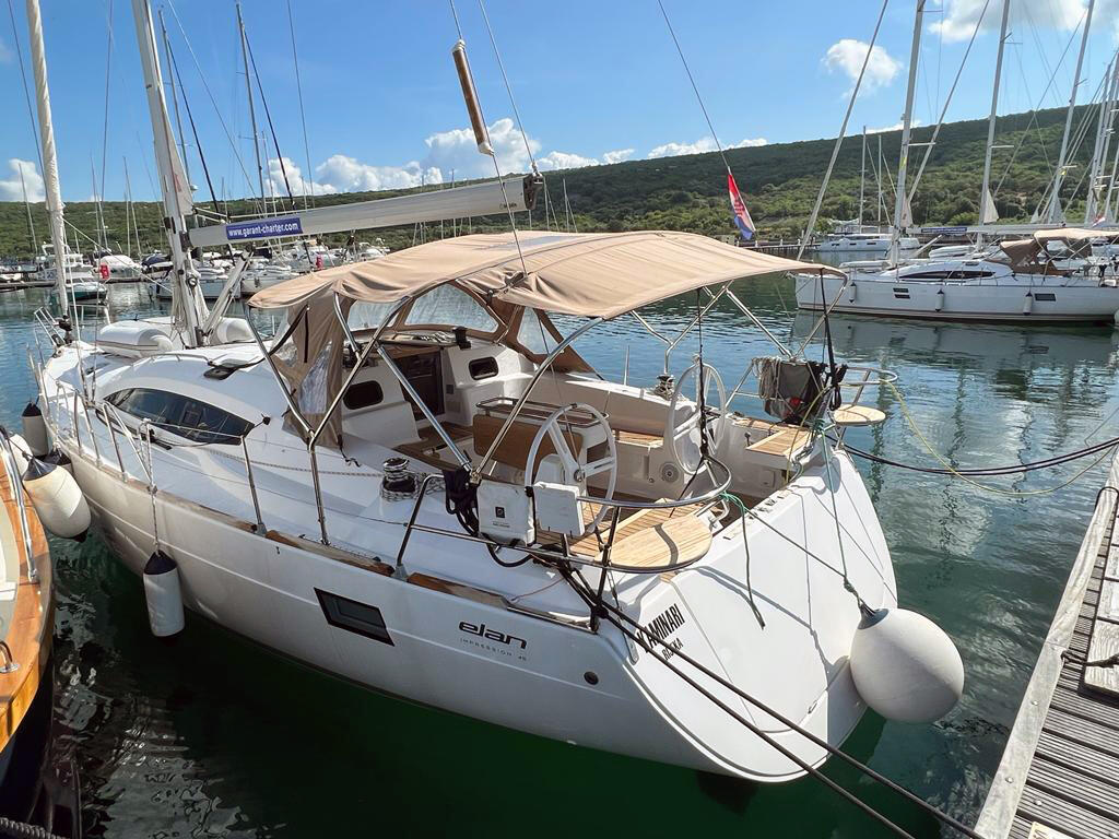 Sailing yacht 