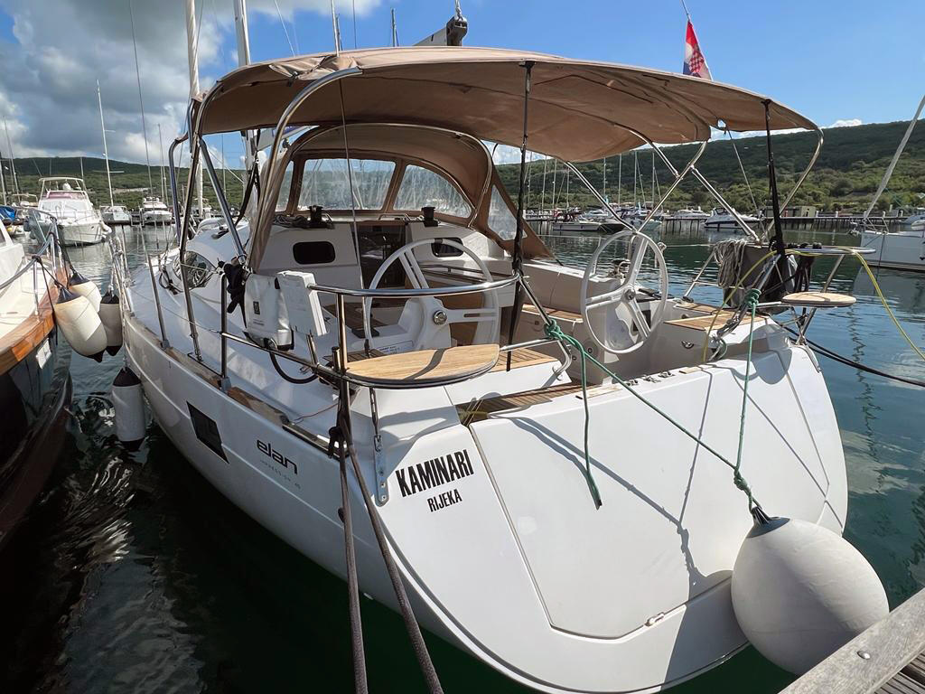 Sailing yacht 