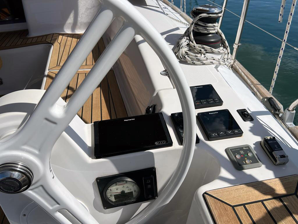 Sailing yacht 