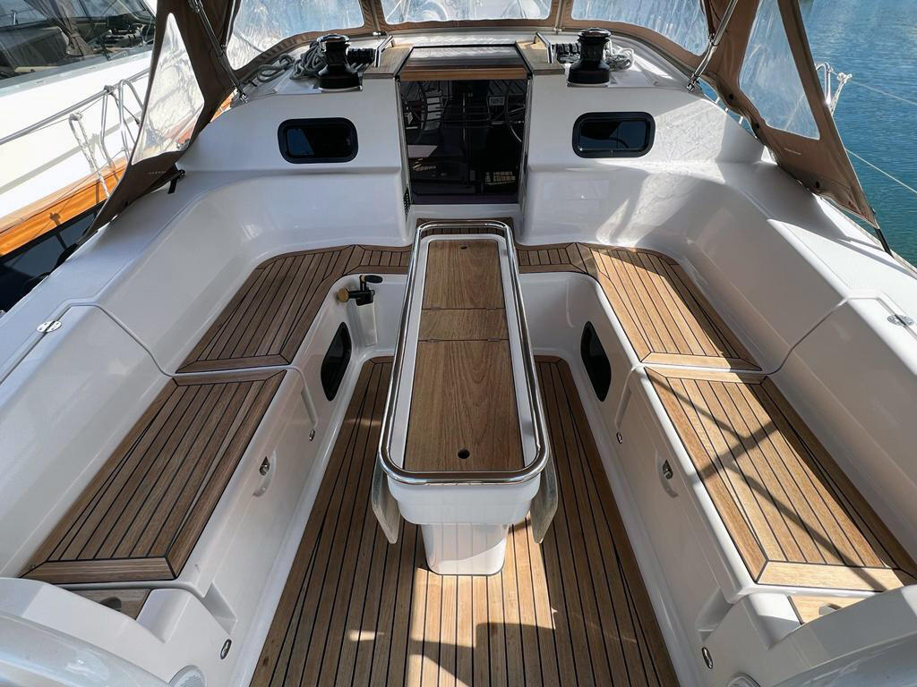 Sailing yacht 
