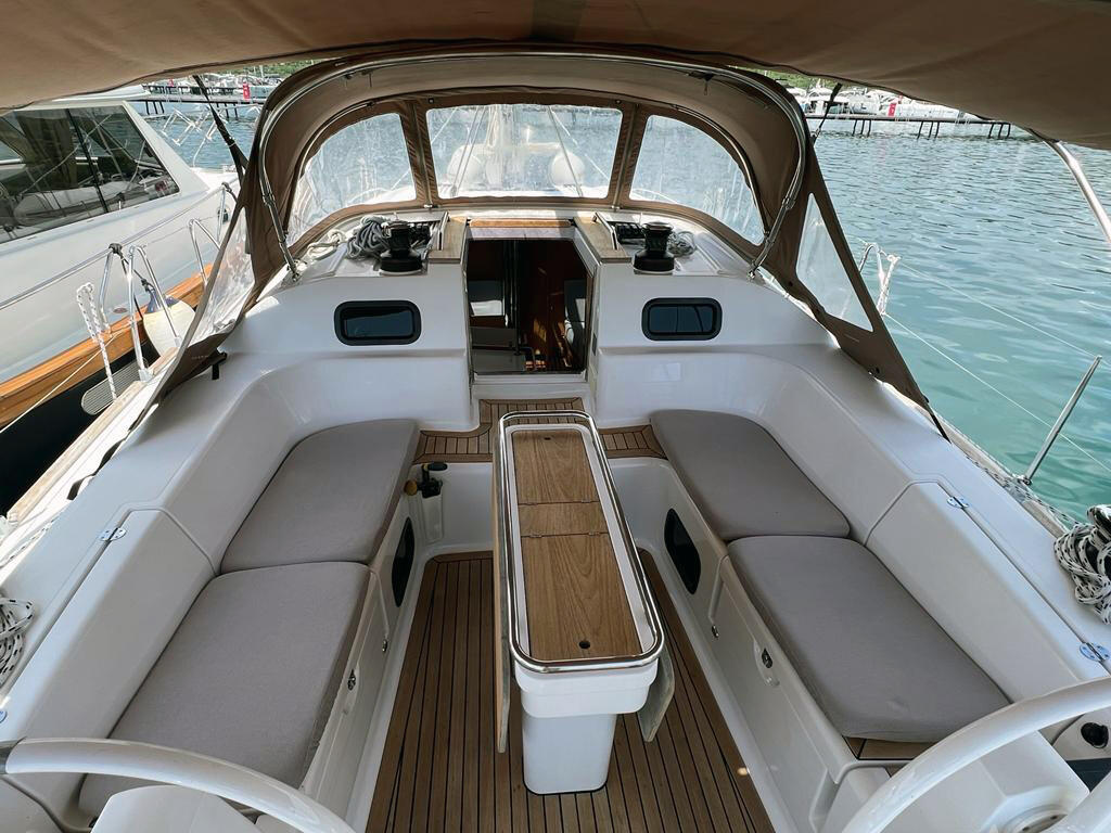 Sailing yacht 
