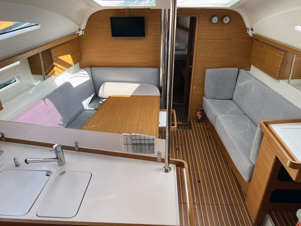 Sailing yacht 
