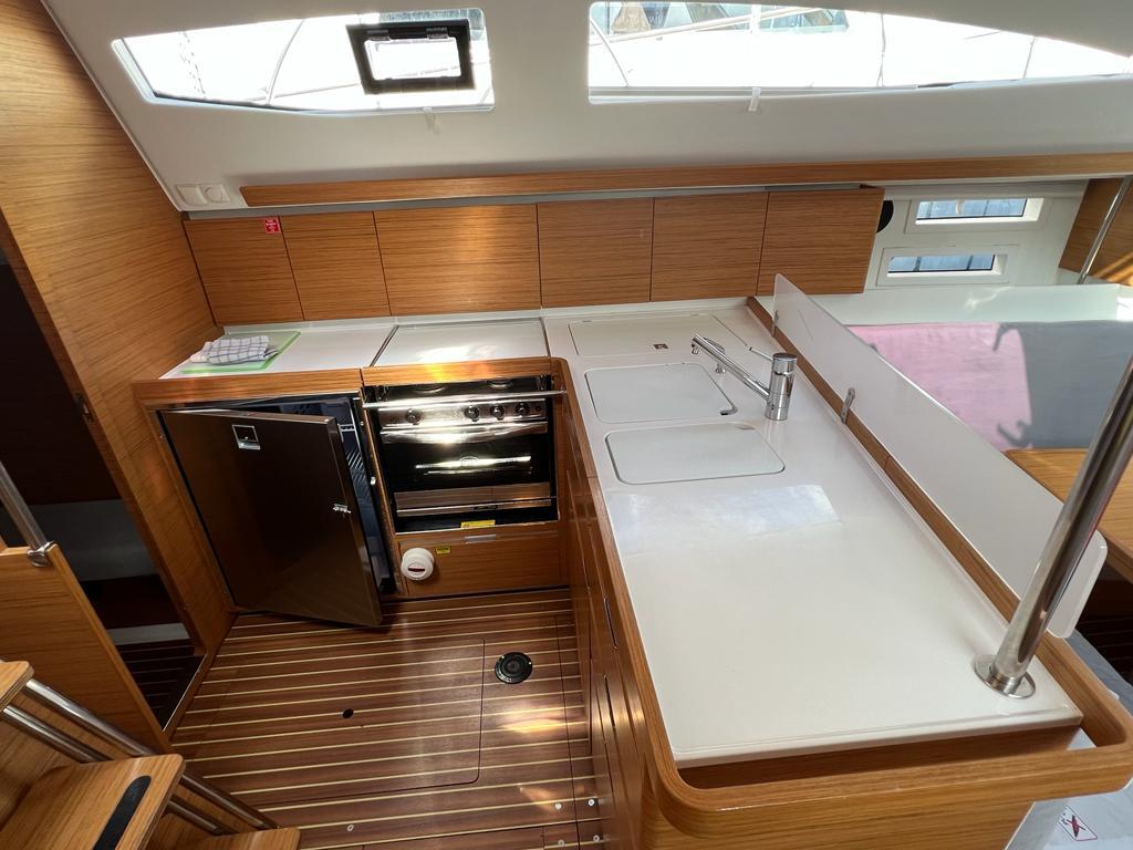 Sailing yacht 