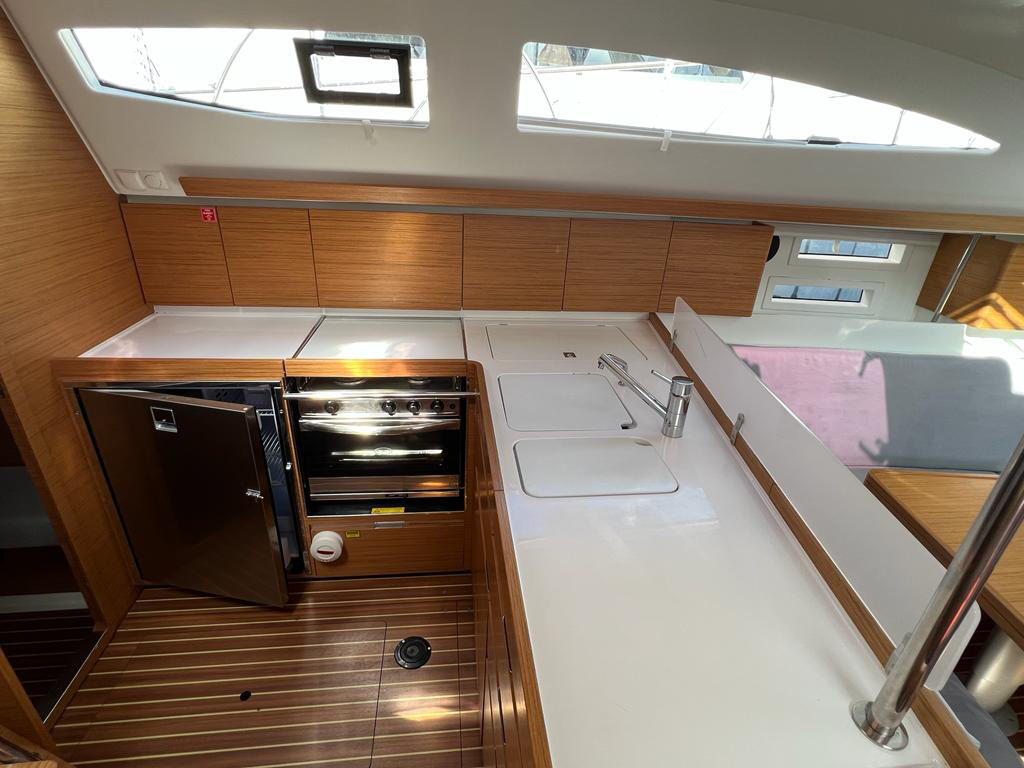 Sailing yacht 