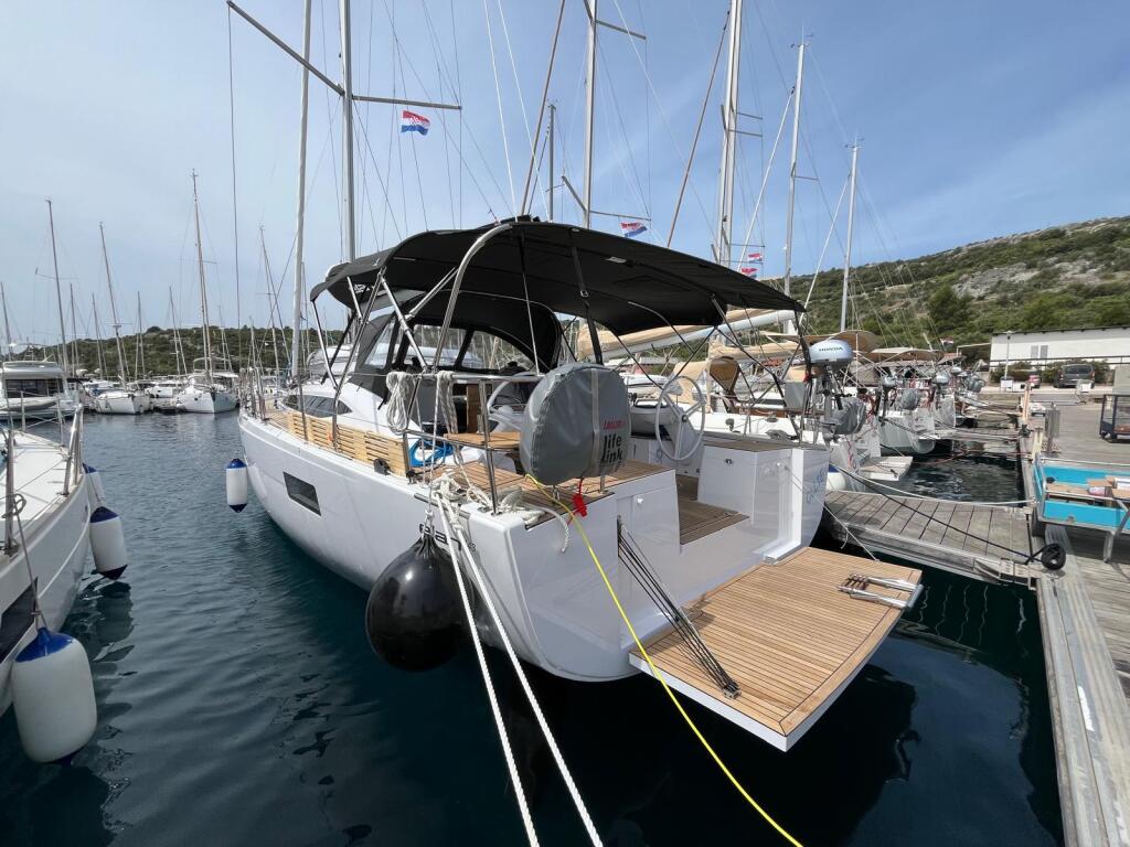 Sailing yacht 