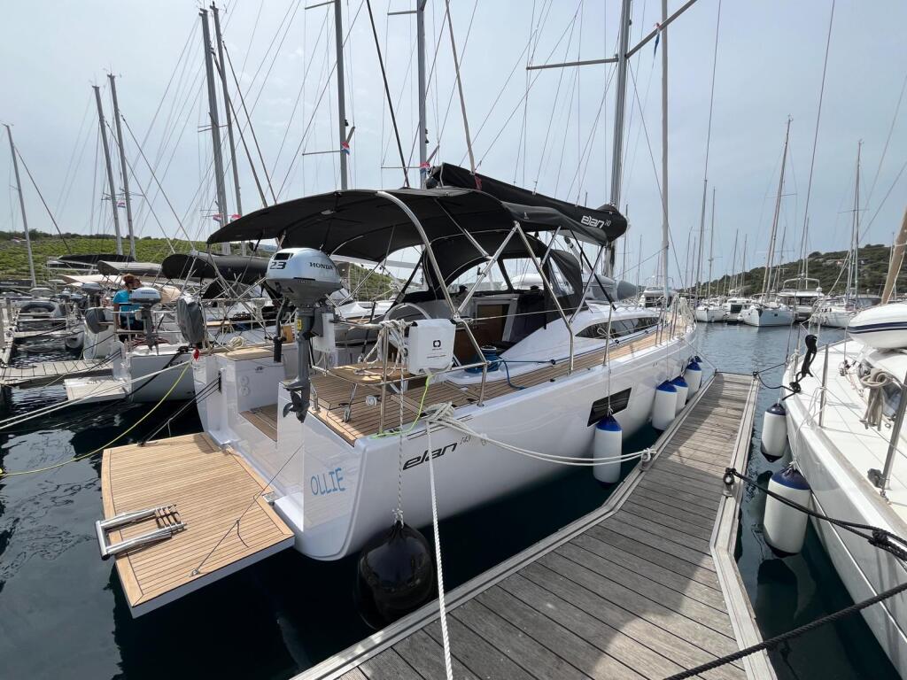 Sailing yacht 