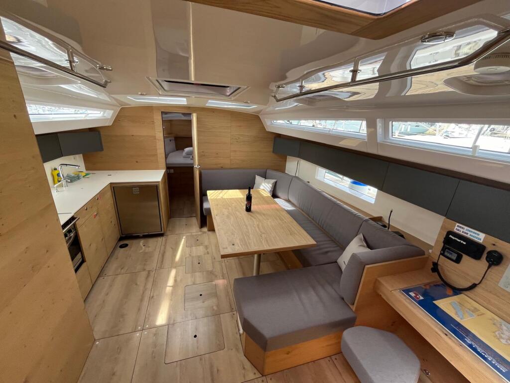 Sailing yacht 