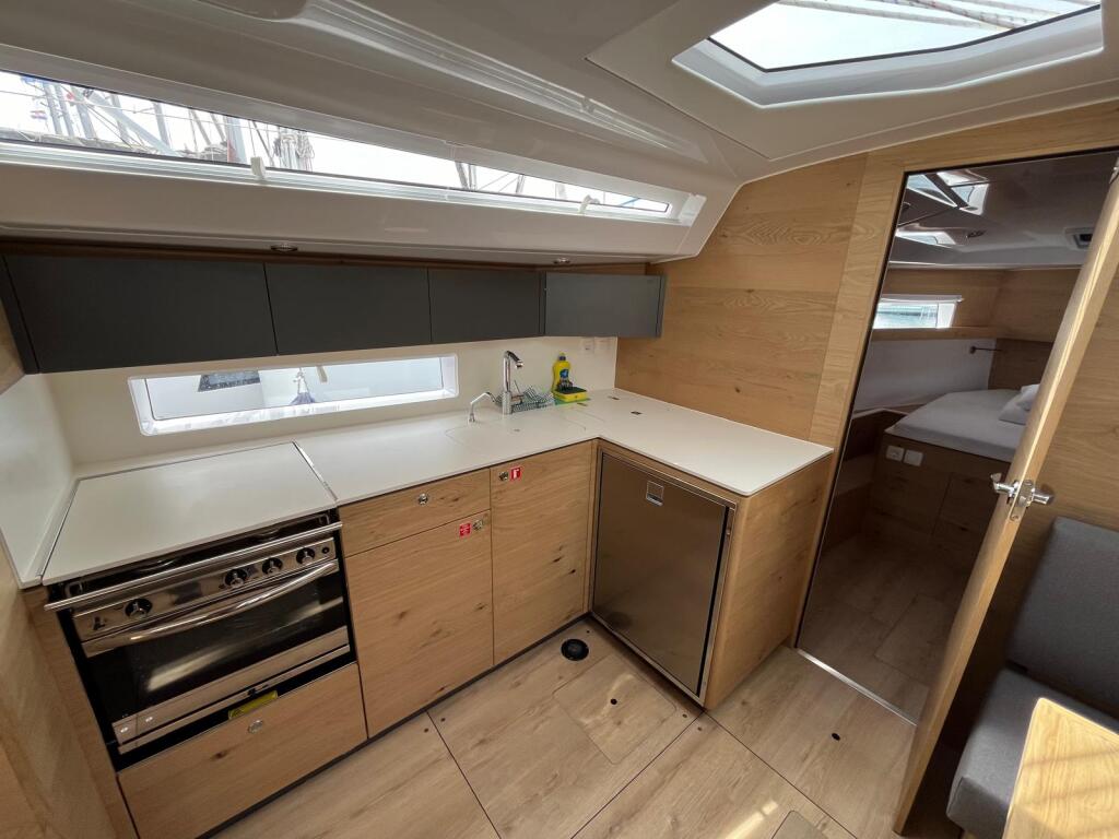 Sailing yacht 