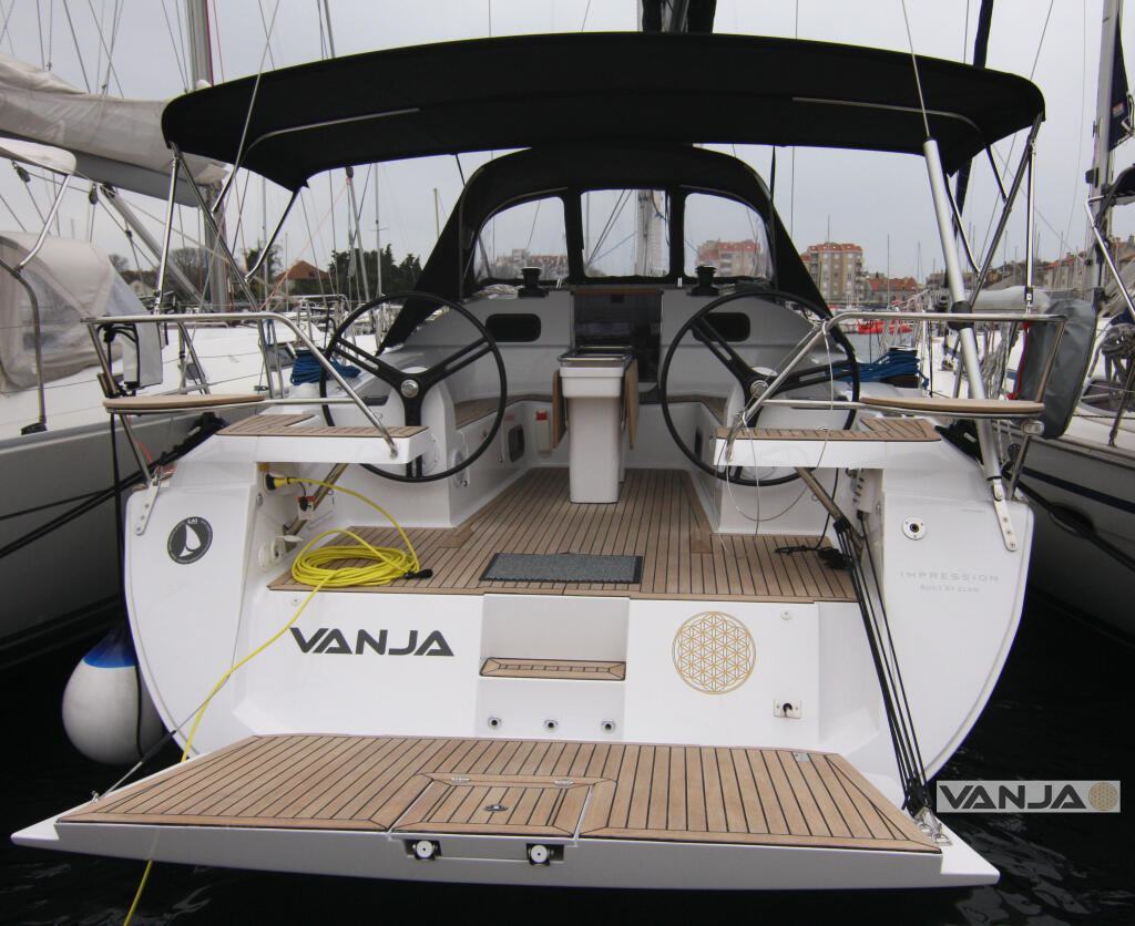 Sailing yacht 