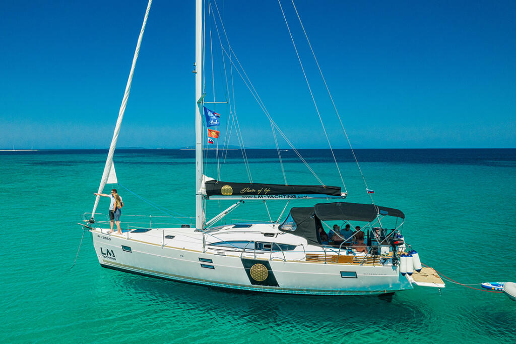 Sailing yacht 