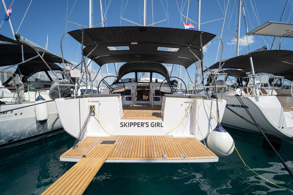 Sailing yacht 