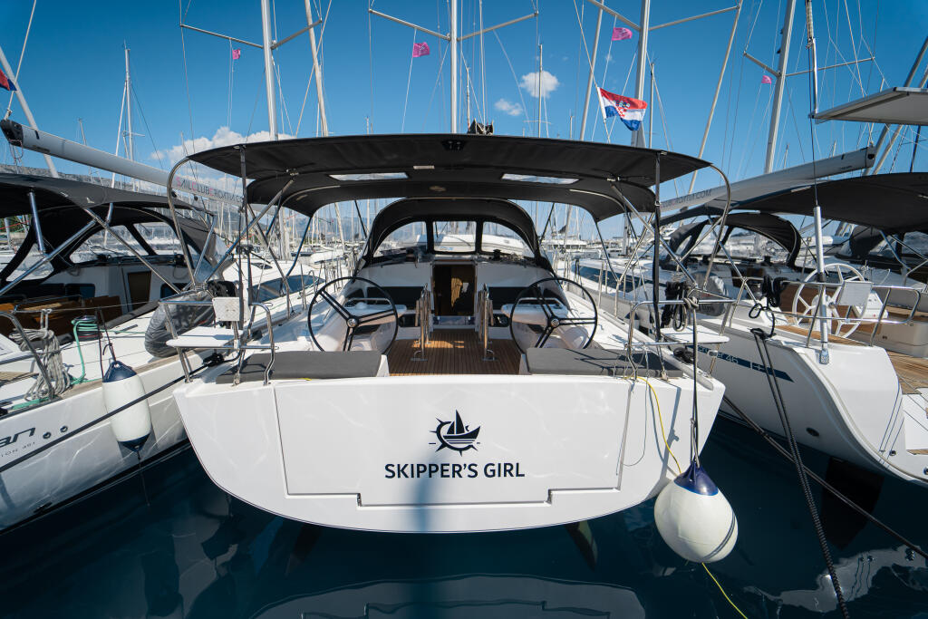 Sailing yacht 