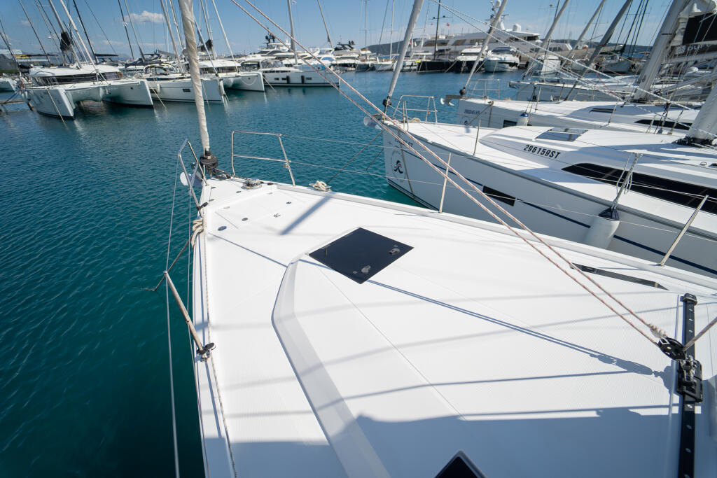 Sailing yacht 