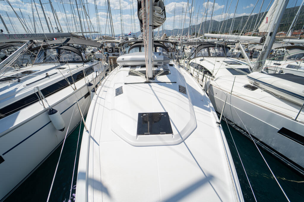 Sailing yacht 