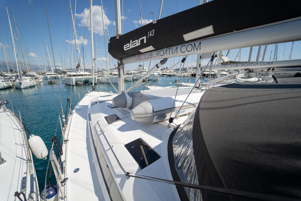 Sailing yacht 
