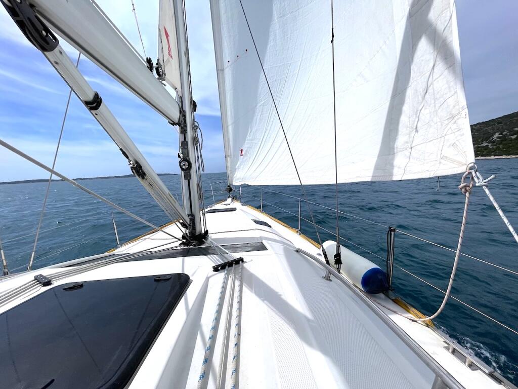 Sailing yacht 