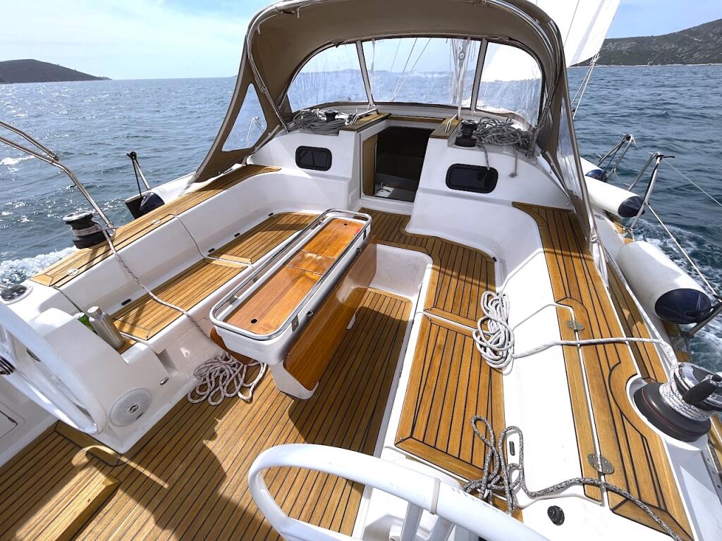 Sailing yacht 