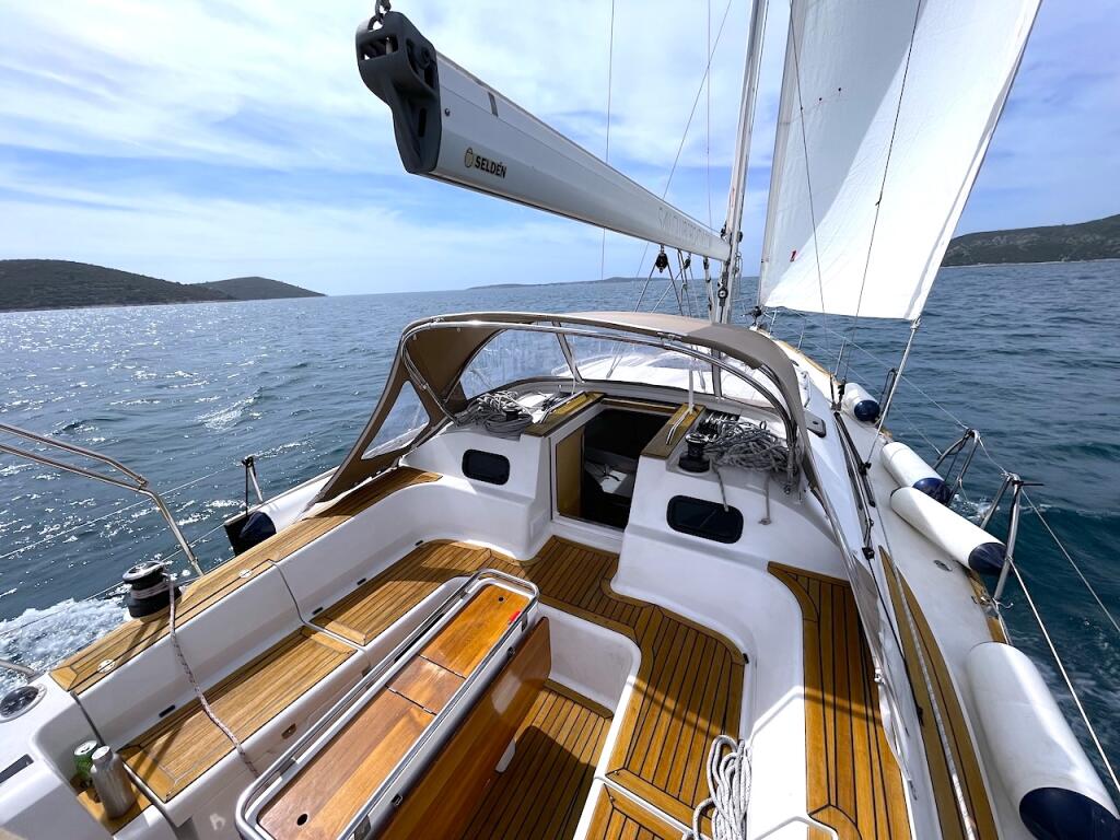 Sailing yacht 