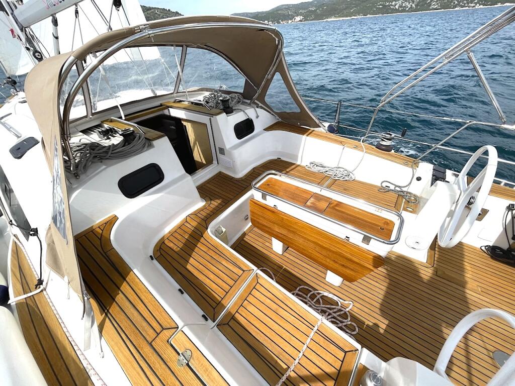 Sailing yacht 