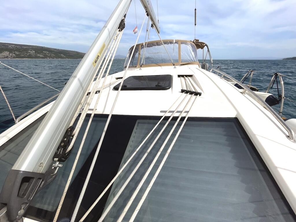 Sailing yacht 
