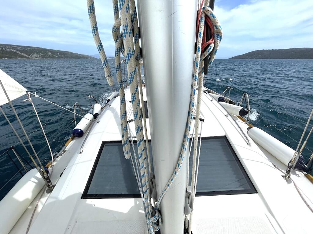 Sailing yacht 