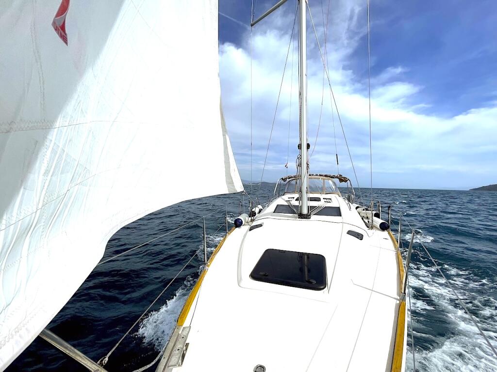 Sailing yacht 