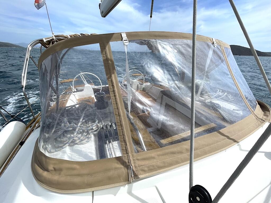 Sailing yacht 