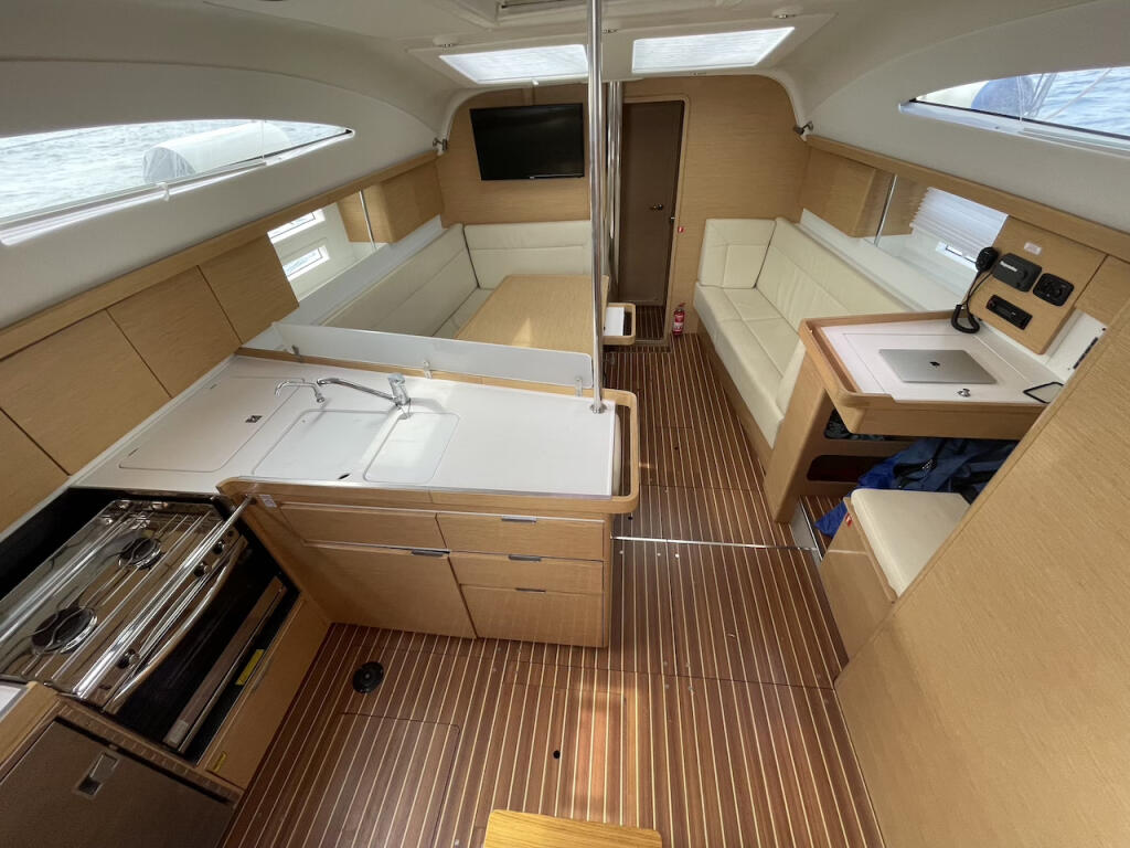Sailing yacht 