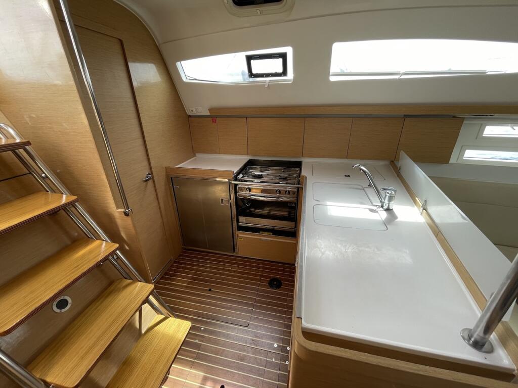 Sailing yacht 