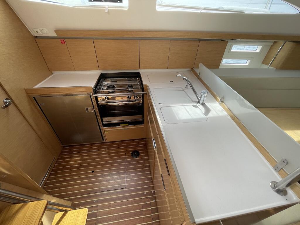 Sailing yacht 