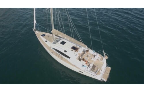 Sailing yacht 