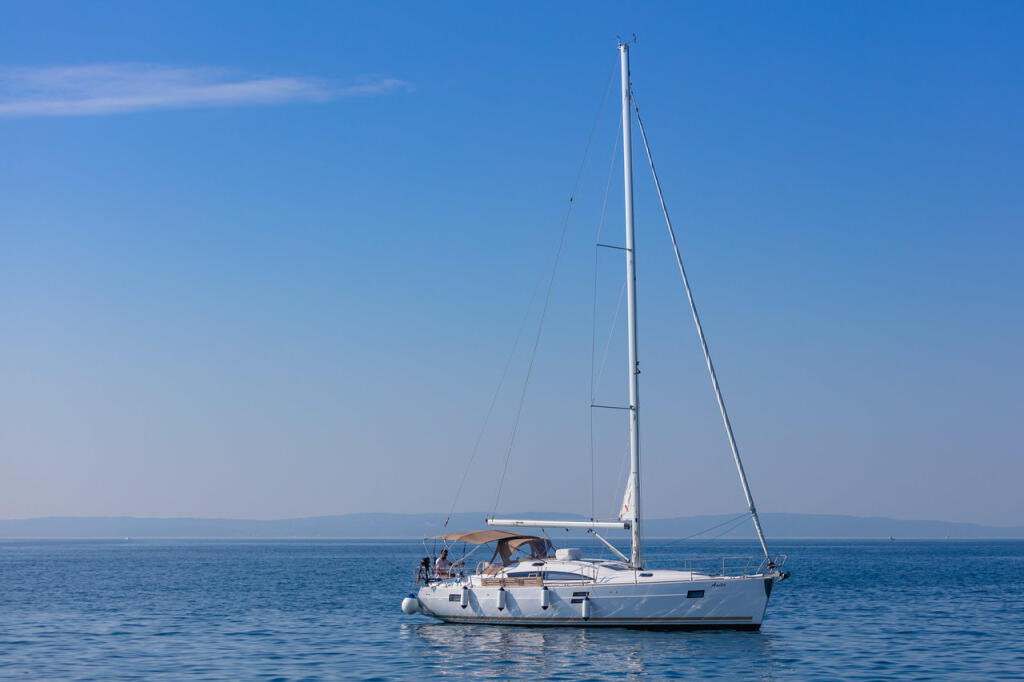 Sailing yacht 
