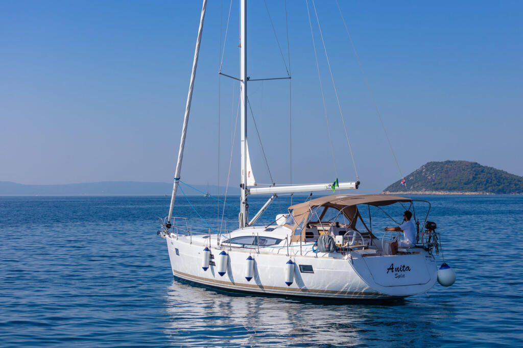 Sailing yacht 
